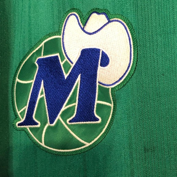 MITCHELL & NESS Dallas Mavericks HARDWOOD TRACK JACKET - Picture 2 of 10